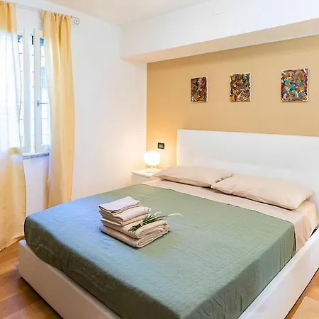 Relax - Casa A 2 Passi Dal Centro Con Free Parking E Wifi Lägenhet